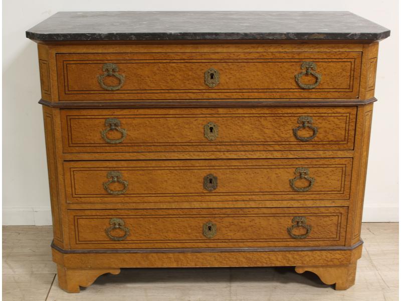 PETITE COMMODE rectangulaire en placage d'érable...