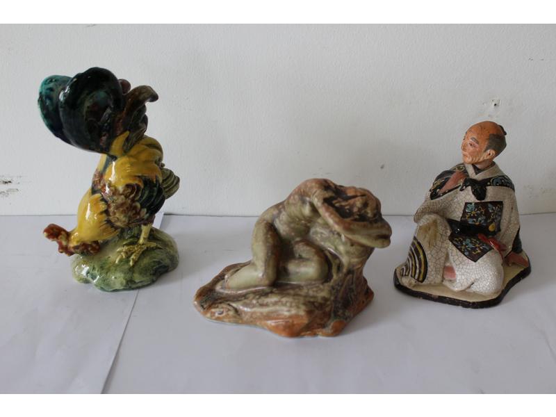 LOT DE TROIS FIGURINES en faïence compre...