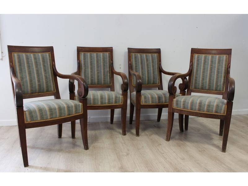 SUITE DE QUATRE FAUTEUILS en acajou et placage...