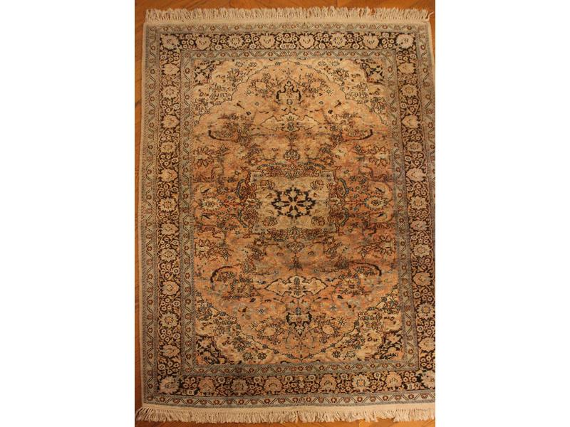 PETIT TAPIS rectangulaire en laine et soie...