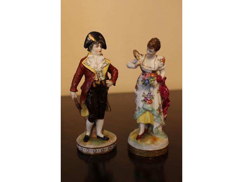 DEUX FIGURINES pouvant former pendants en...