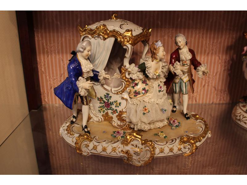 IMPORTANT GROUPE en porcelaine émaillée polychrome...