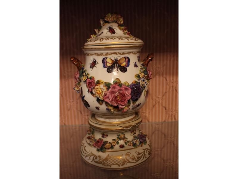 POT-POURRI couvert sur socle en porcelaine...