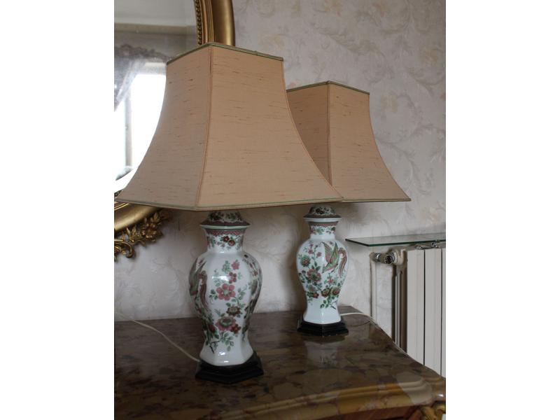 PAIRE DE VASES de forme balustre en porcelaine...