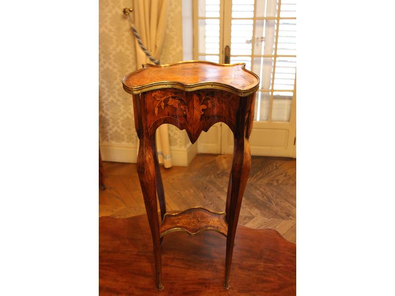 PETITE TABLE volante chantournée et galbée...