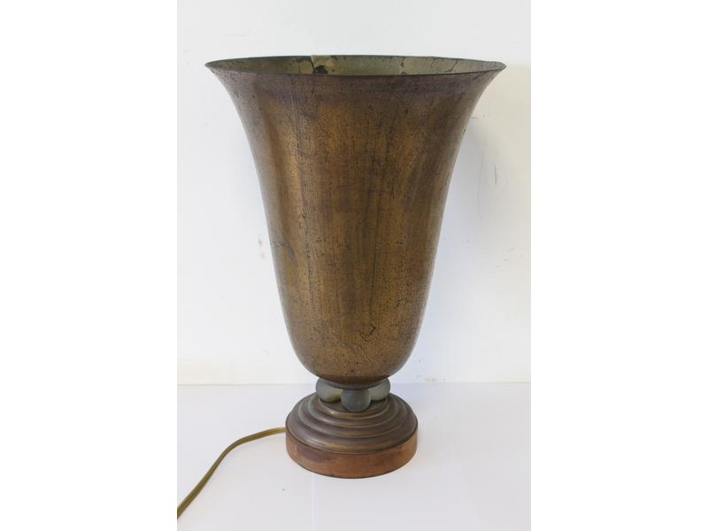 VASE à col sur piédouche en tôle base en...