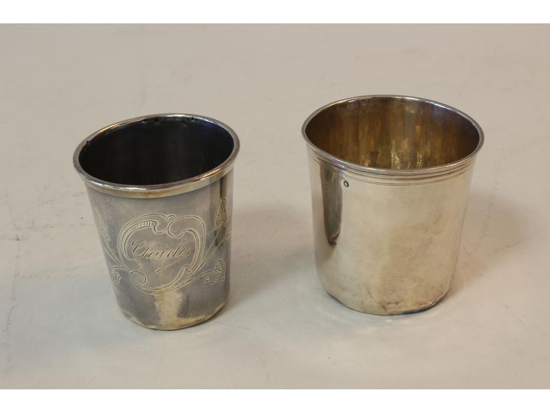DEUX TIMBALES en argent, un gobelet uni avec...