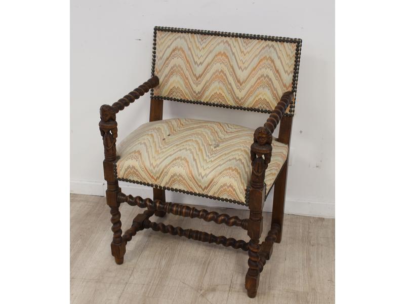 FAUTEUIL à bras en chêne, dossier rectangulaire,...