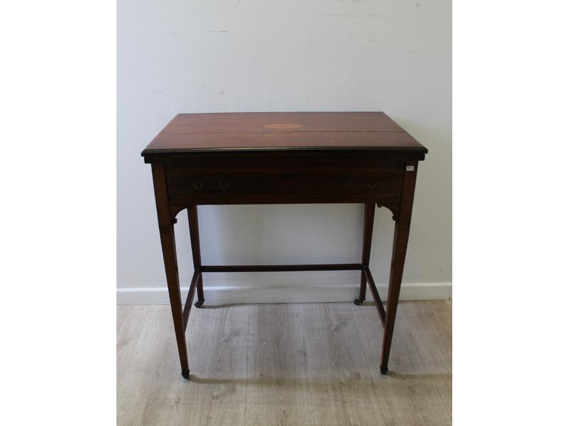 PETIT BUREAU rectangulaire en placage d'acajou...