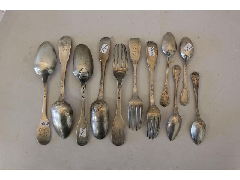 ENSEMBLE DE COUVERTS en argent dépareillé,...