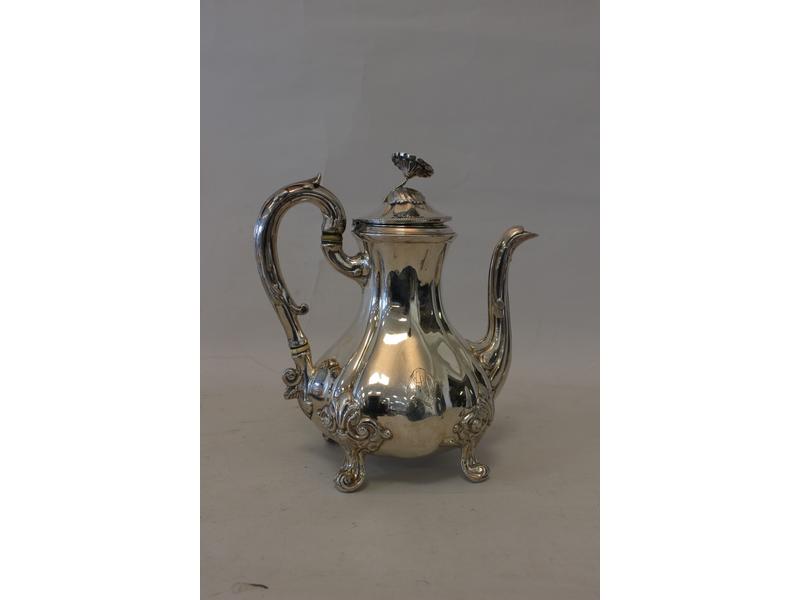 CAFETIERE en argent à côtes, chiffrée, pieds...