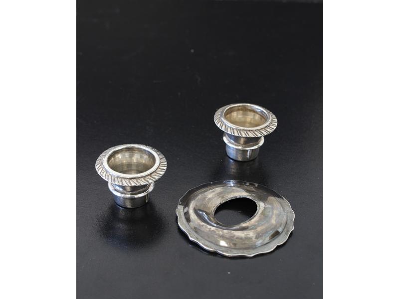 TROIS ELEMENTS DE BOBECHES en argent dont...