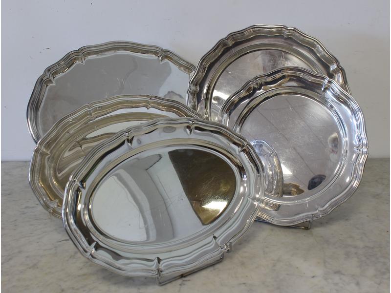 ENSEMBLE DE PLATERIES en métal argenté, à...