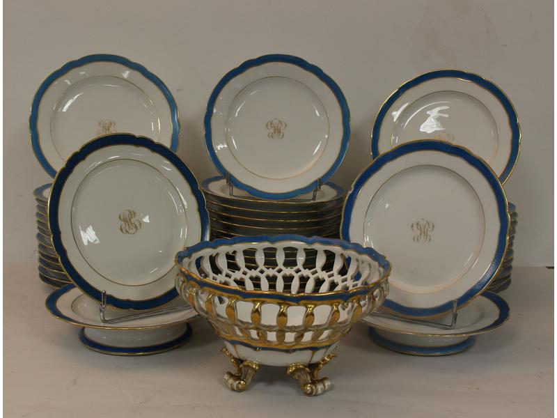 PARTIE DE SERVICE en porcelaine blanche à...