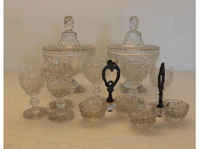 PAIRE DE CONFITURIER couverts en cristal...