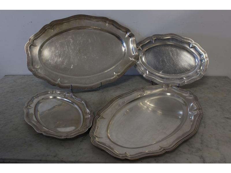 DEUX PAIRES DE PLATS ovales chantournés en...