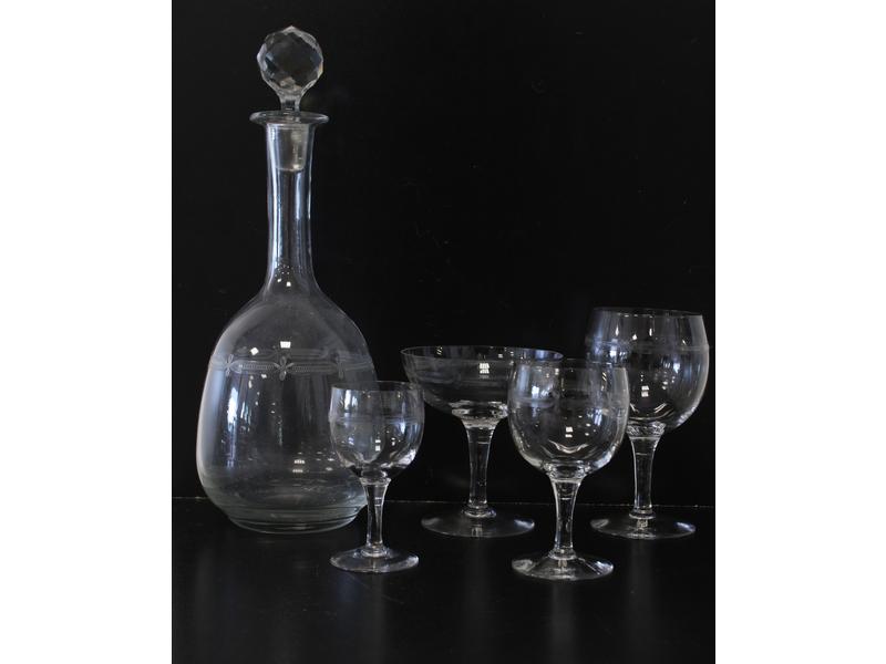 PARTIE DE SERVICE DE VERRES à pieds en verre...