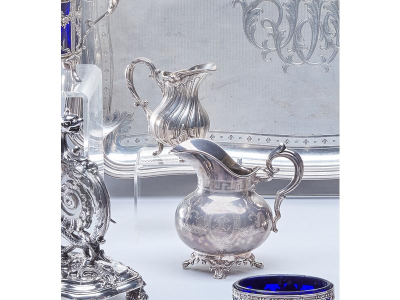 DEUX PETITS POTS A CREME de modèle et de...