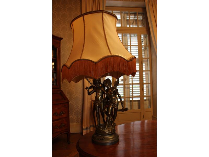 PIEDS DE LAMPE à fût en métal argenté représentant...