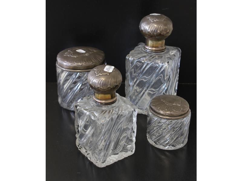 SUITE DE QUATRE FLACONS de toilettes de tailles...
