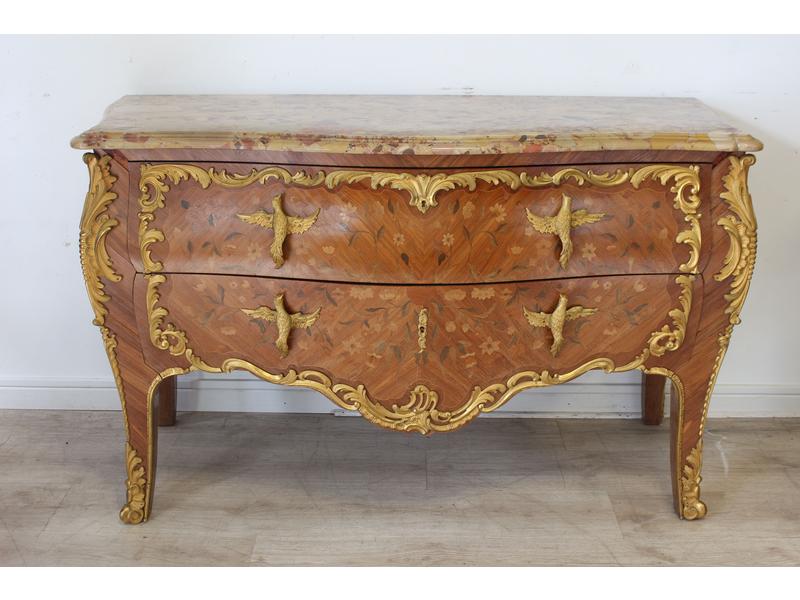 BELLE COMMODE galbée en placage d’acajou...