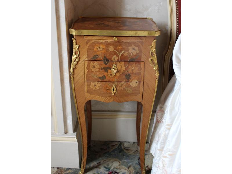 PAIRE DE PETITES TABLES DE CHEVET carrées...