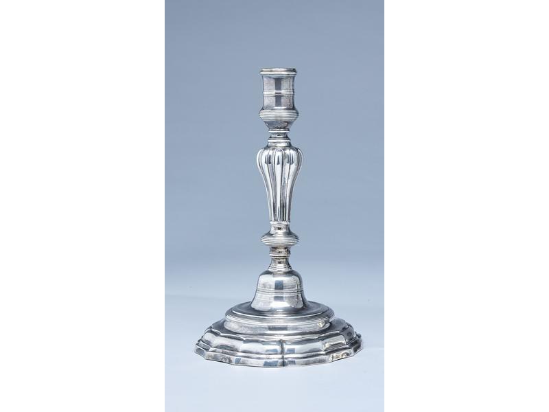 FLAMBEAU et une bobèche en argent, la base...