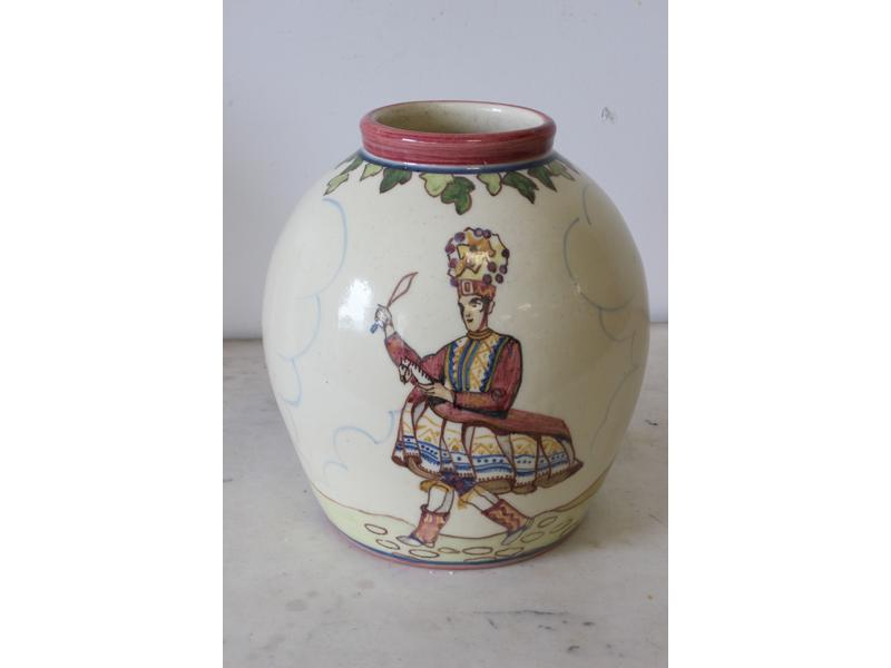 VASE ovoïde à col, en faïence émaillée polychrome...