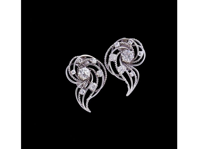 PAIRE DE CLIPS D'OREILLES en or gris (18k)...