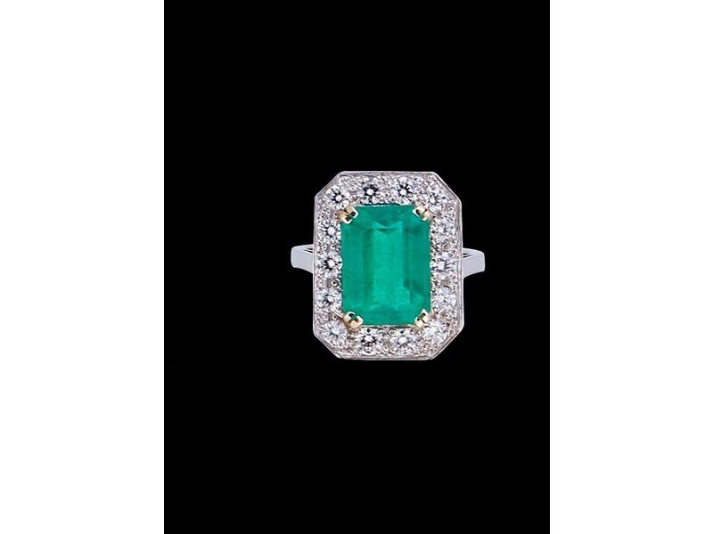 BAGUE en or blanc (18k) sertie d'une émeraude...