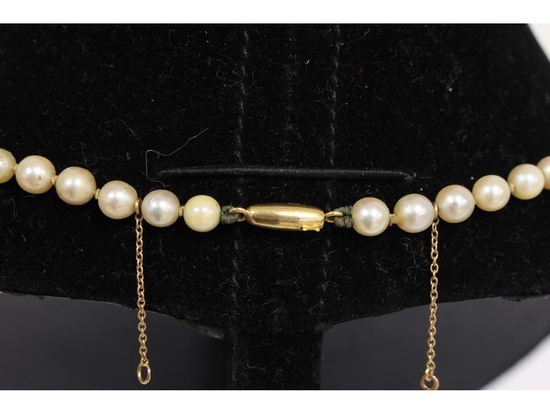 COLLIER en perles de culture, fermoir ovale...