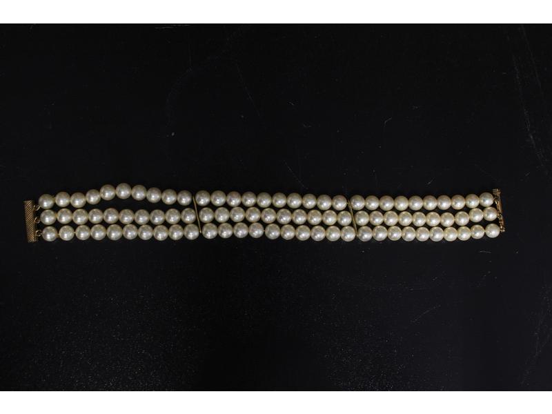 BRACELET de perles de culture sur trois rangs,...