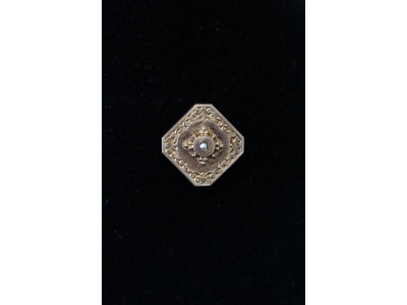 PETITE BROCHE en métal doré carrée à pans...