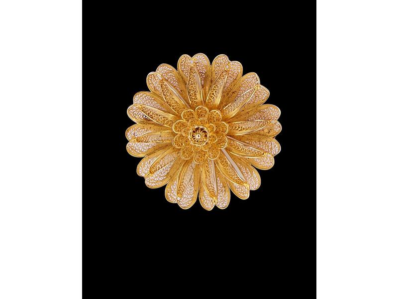 BROCHE-PENDENTIF en or jaune (18k) filigrané...