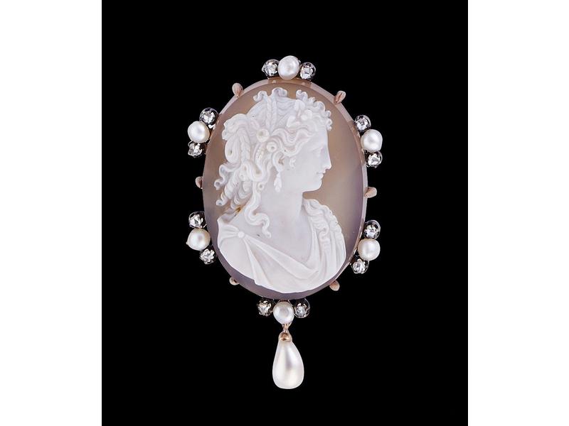 BROCHE en or jaune (18k) sertie d'un camée...