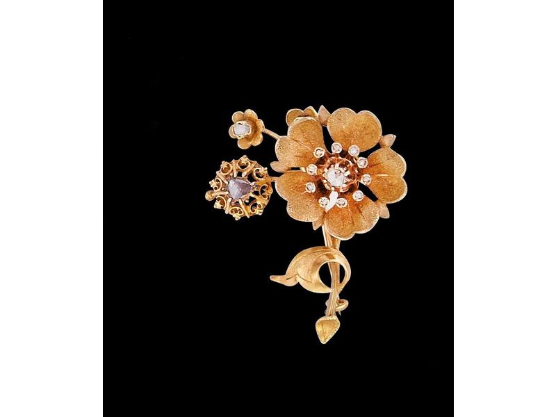 BROCHE fleur trembleuse en or jaune (18K)...