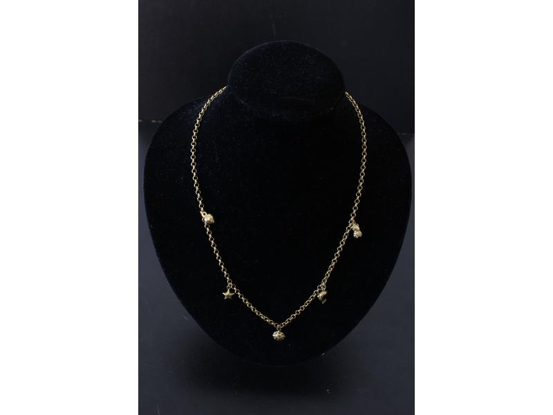 COLLIER en or jaune (18k) à chaîne et breloques...