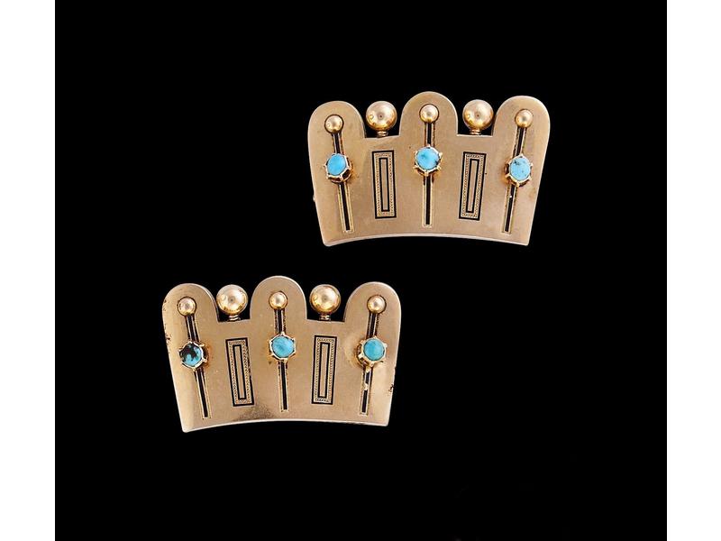 PAIRE DE BROCHES en or jaune (18K), à décor...