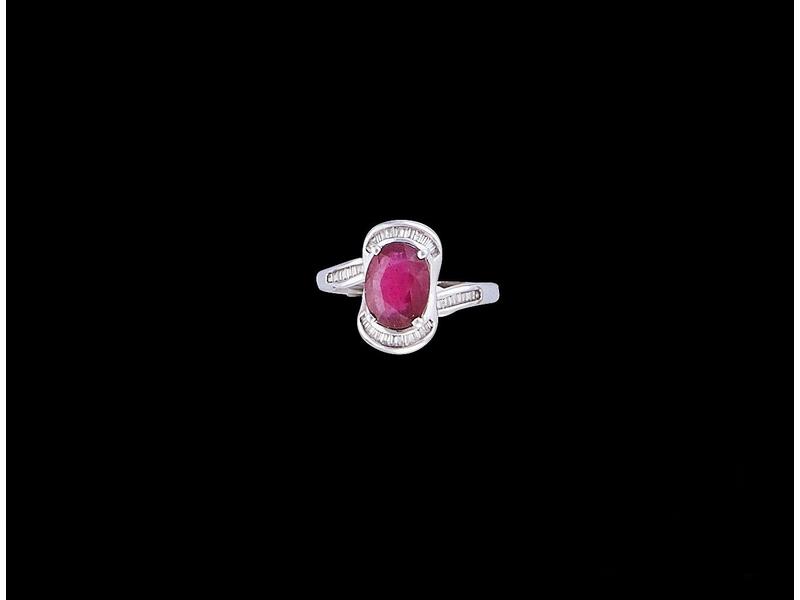 BAGUE en or gris (18K) sertie d'un rubis...