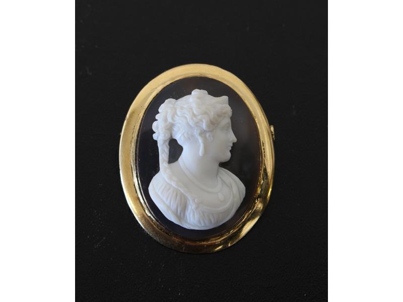 BROCHE ovale en or jaune (18K) ornée d'un...