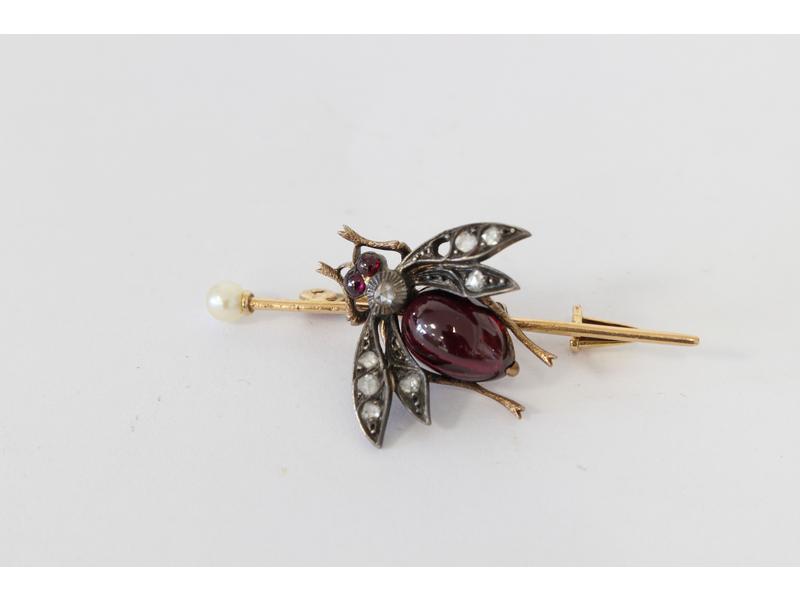 BROCHE en argent et or jaune (18K) en forme...