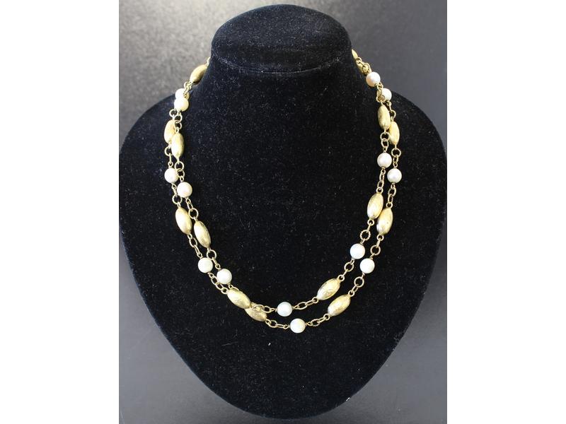 SAUTOIR à perles olives en or jaune (18K)...