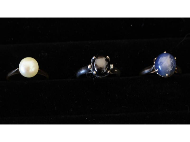 TROIS BAGUES en ors (18K) et argent avec...