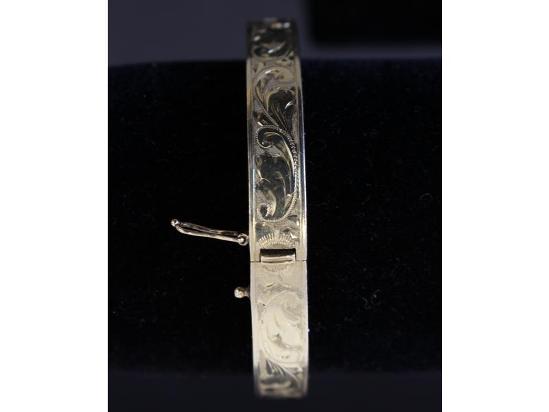 BRACELET rigide articulé en or jaune (14k)...