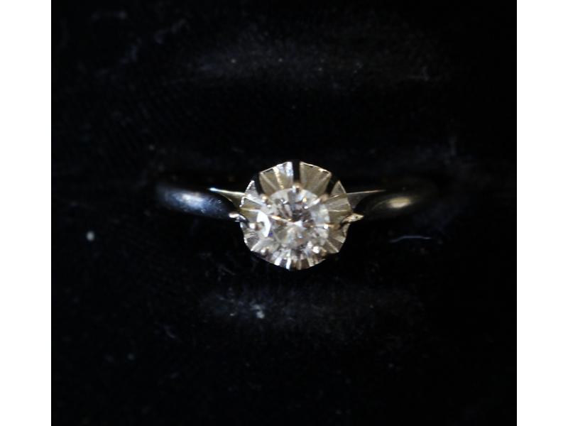 BAGUE en or gris (18k) sertie d'un diamant...