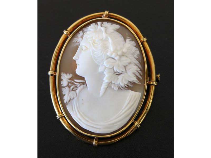 BROCHE ovale en or jaune (18k) ornée d'un...