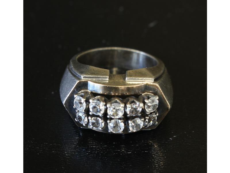 BAGUE en argent à pans coupés sertie de brillants...
