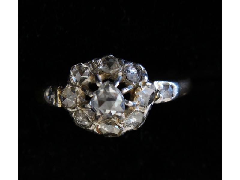 BAGUE type marguerite en or jaune (18k) sertie...