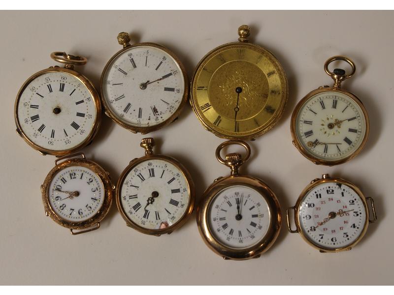 LOT DE HUIT MONTRES DE COL en or jaune (...
