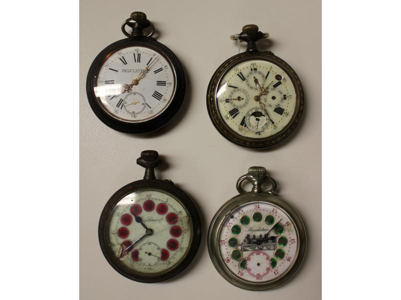 QUATRE MONTRES REGULATEURS DE CHEMIN DE FER...